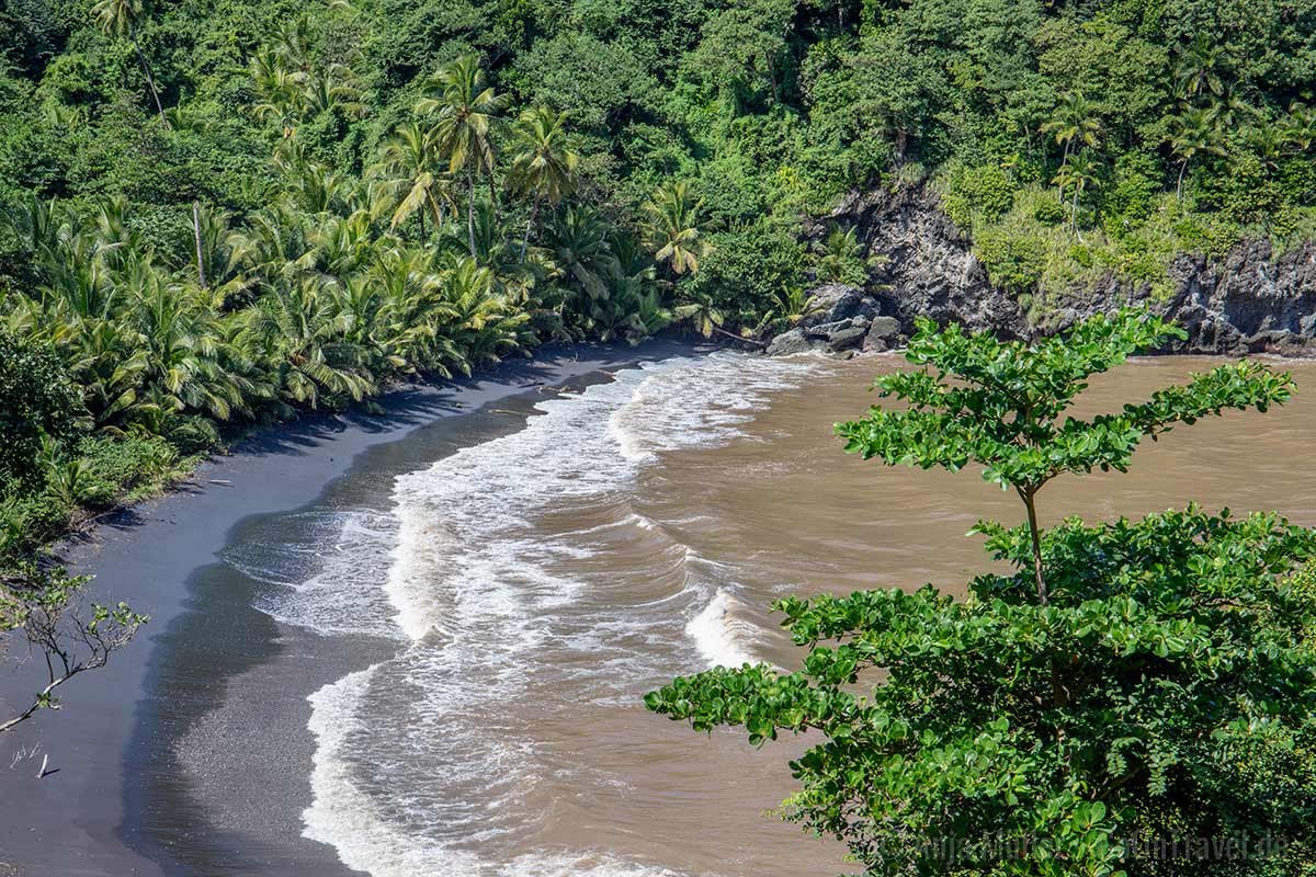 Schwarzer Strand auf Dominica