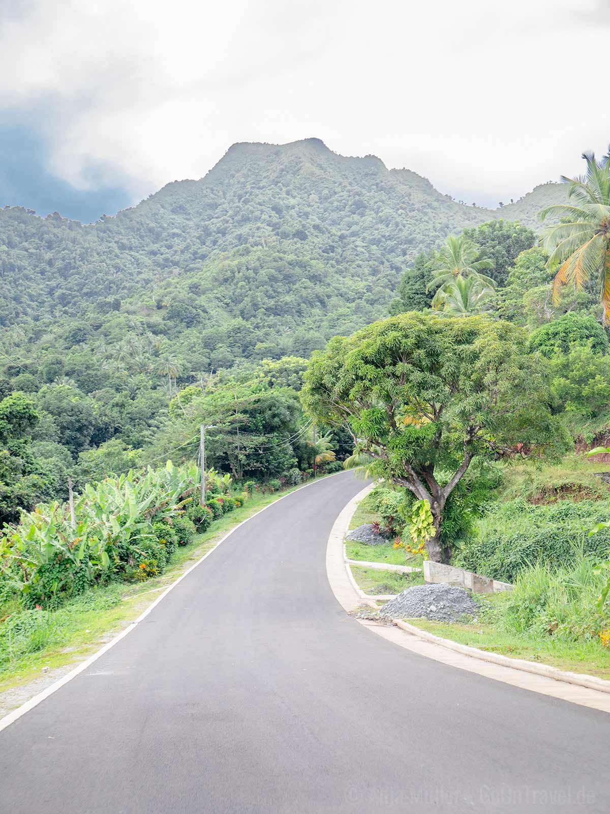 Auf Dominica gibt es gut ausgebaute Straßen, aber auch beschädigte Straßen Auf Dominica gibt es gut ausgebaute Straßen, aber auch beschädigte Straßen