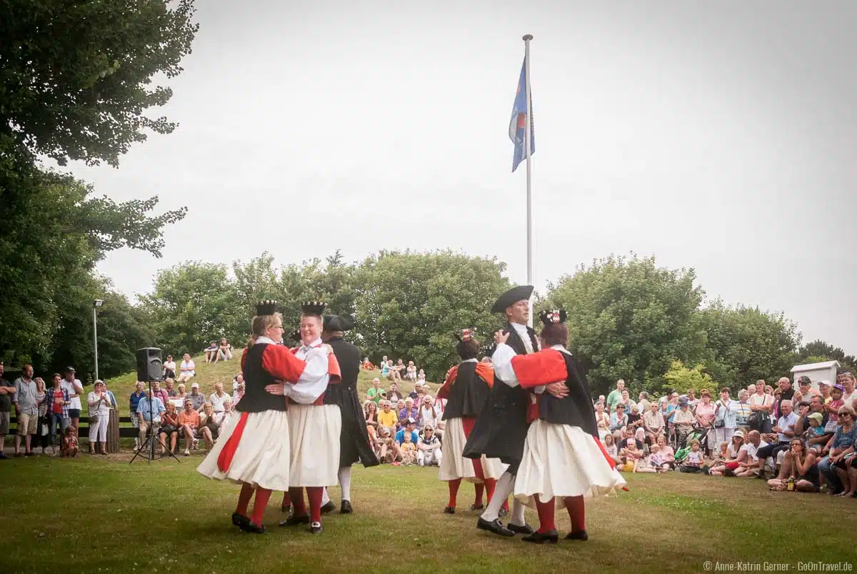 Sylter Trachten und Tanz beim Wenningstedter Dorfteichfest Sylter Trachten und Tanz beim Wenningstedter Dorfteichfest
