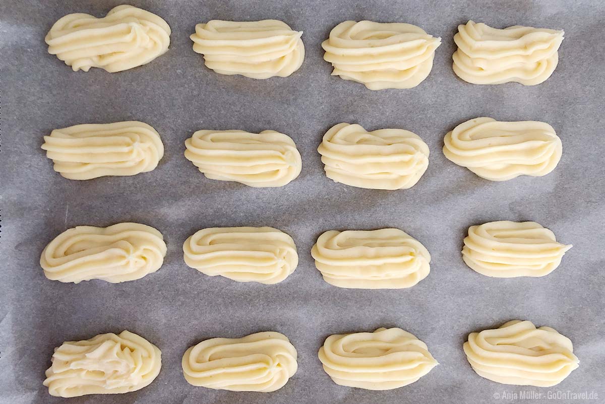 Eclair Teig auf dem Backblech Eclair Teig auf dem Backblech