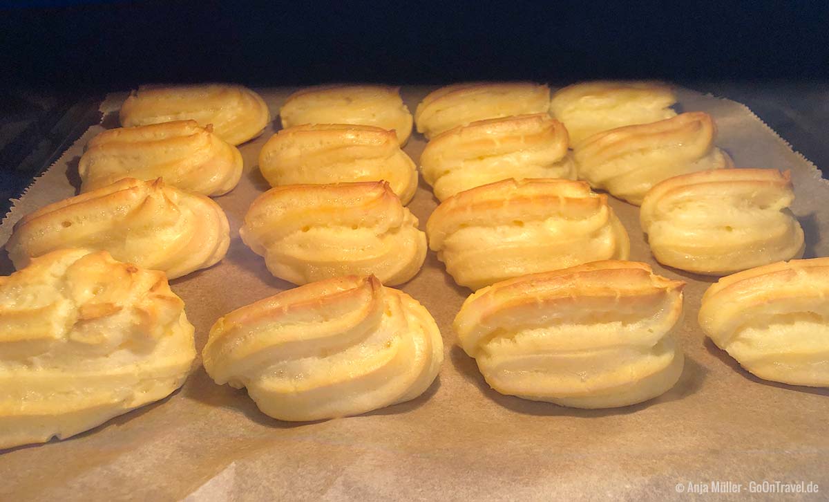 Wenn die kleinen Bläschen auf dem Teig verschwunden ist, ist das Eclair fertig gebacken. Wenn die kleinen Bläschen auf dem Teig verschwunden ist, ist das Eclair fertig gebacken.