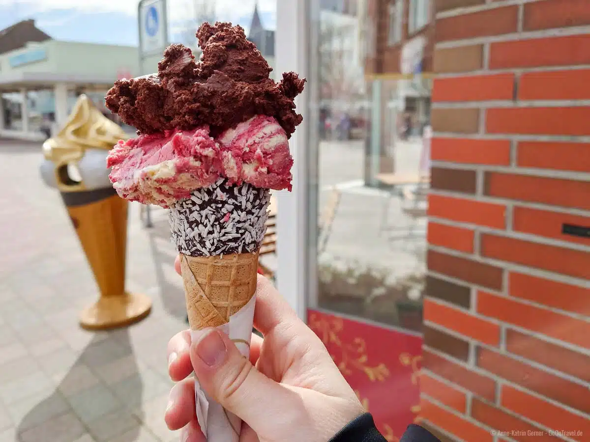 Riesige Eiskugeln der Sorten Schokolade und Rote Grütze Vanille Riesige Eiskugeln der Sorten Schokolade und Rote Grütze Vanille