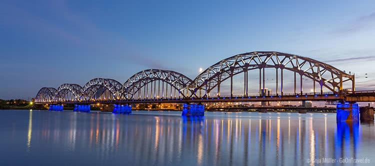 Die Eisenbahnbrücke in der Blauen Stunde