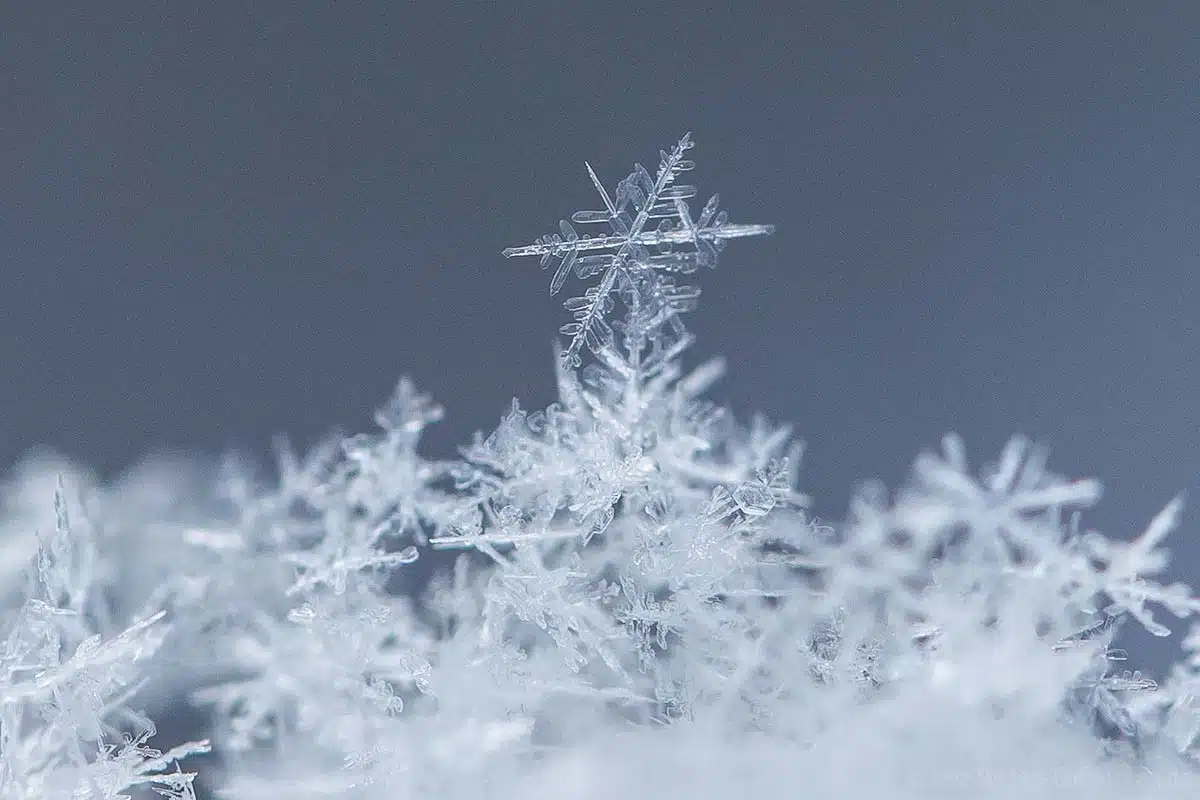 eine Schneeflocke = viele Eiskritalle eine Schneeflocke = viele Eiskritalle