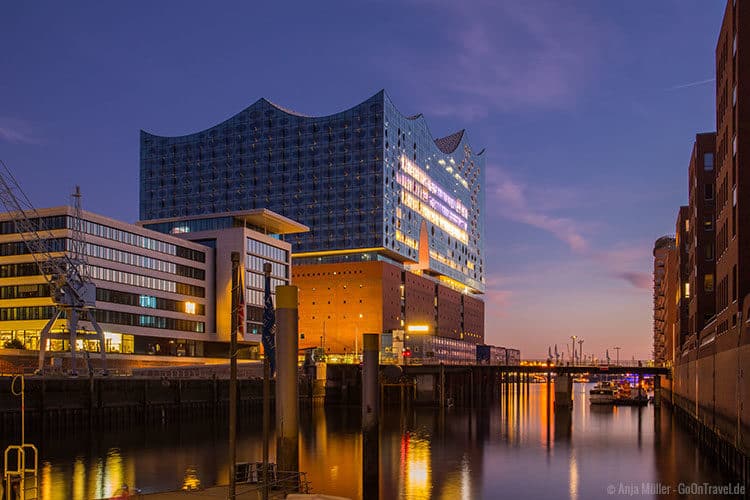 Blick vom Sandtorkai auf die Elbphilharmonie