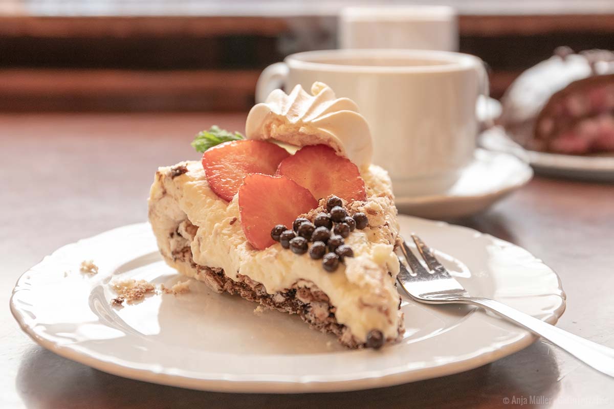 Sehr zu empfehlen, die Schokoladen Pavlova im Café Maiasmokk Sehr zu empfehlen, die Schokoladen Pavlova im Café Maiasmokk