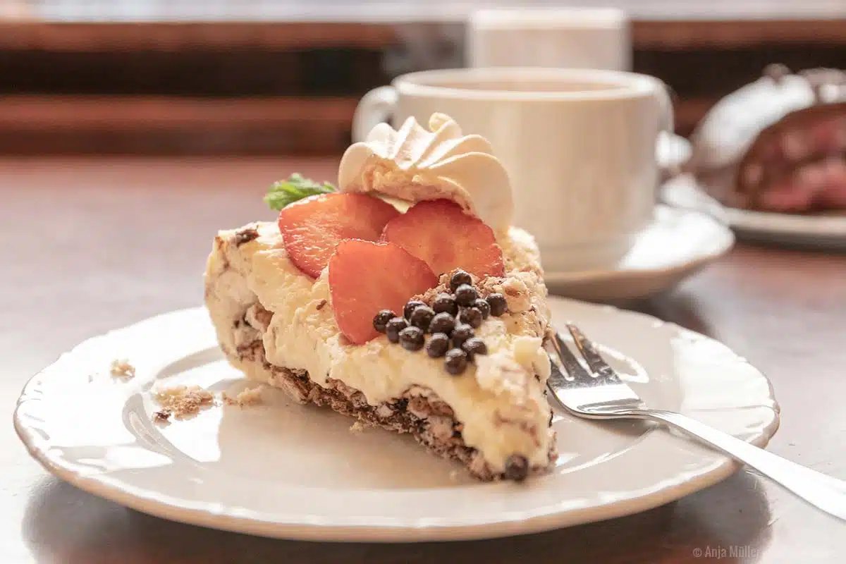 Sehr zu empfehlen, die Schokoladen Pavlova im Café Maiasmokk Sehr zu empfehlen, die Schokoladen Pavlova im Café Maiasmokk