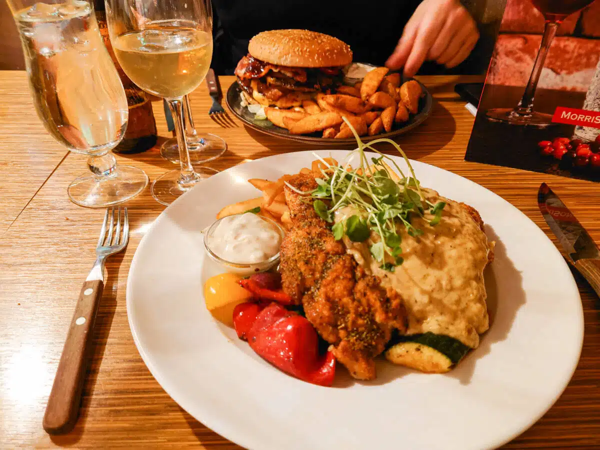 Burger und Schnitzel im MorriSon's in Helsinki Burger und Schnitzel im MorriSon's in Helsinki