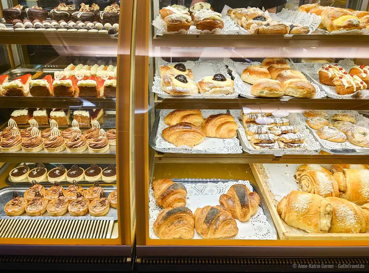 Da fällt die Wahl nicht leicht: köstliche Auslage im Café Succès. Da fällt die Wahl nicht leicht: köstliche Auslage im Café Succès.