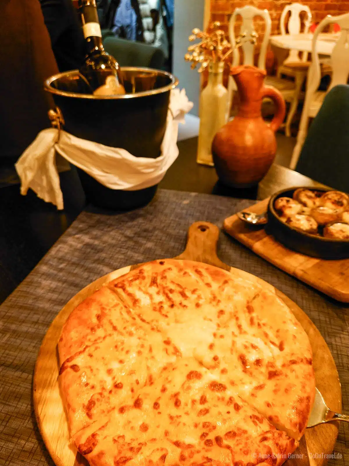 Einer meiner Restaurant Tipps für Helsinki: Khachapuri Megruli - warmes georgisches Brot und gefüllte Champignons im Restaurant Georgian Kitchen