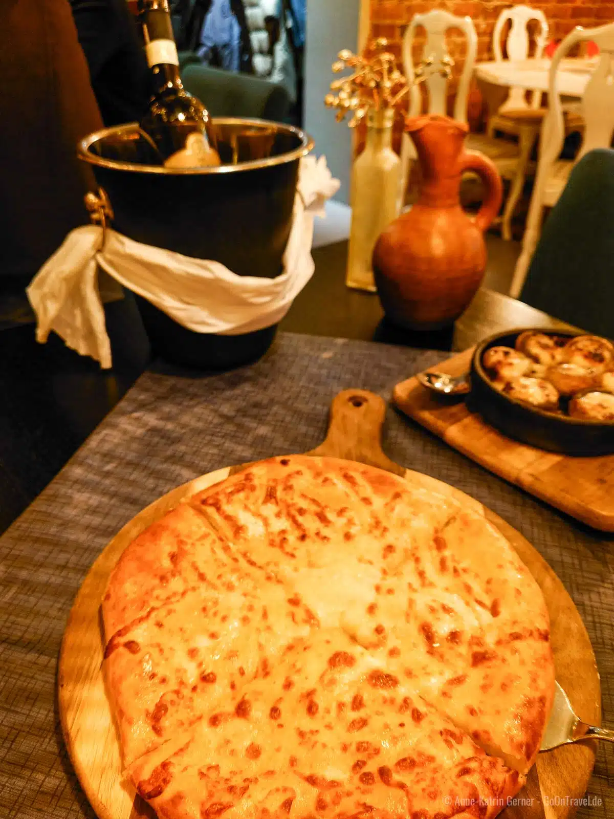 Einer meiner Restaurant Tipps für Helsinki: Khachapuri Megruli - warmes georgisches Brot und gefüllte Champignons im Restaurant Georgian Kitchen Einer meiner Restaurant Tipps für Helsinki: Khachapuri Megruli - warmes georgisches Brot und gefüllte Champignons im Restaurant Georgian Kitchen