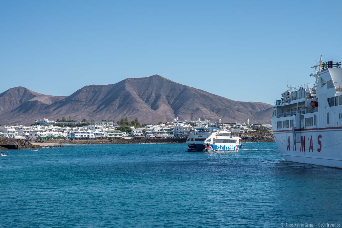 Von Playa Blanca operieren täglich drei verschiedenen Fähranbieter zwischen Lanzarote und Corralejo auf Fuerteventura.