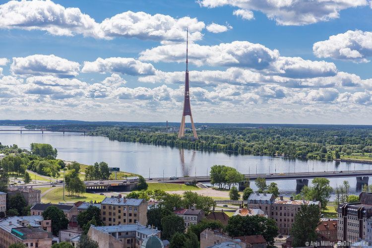 Blick auf den Fernsehturm von Riga