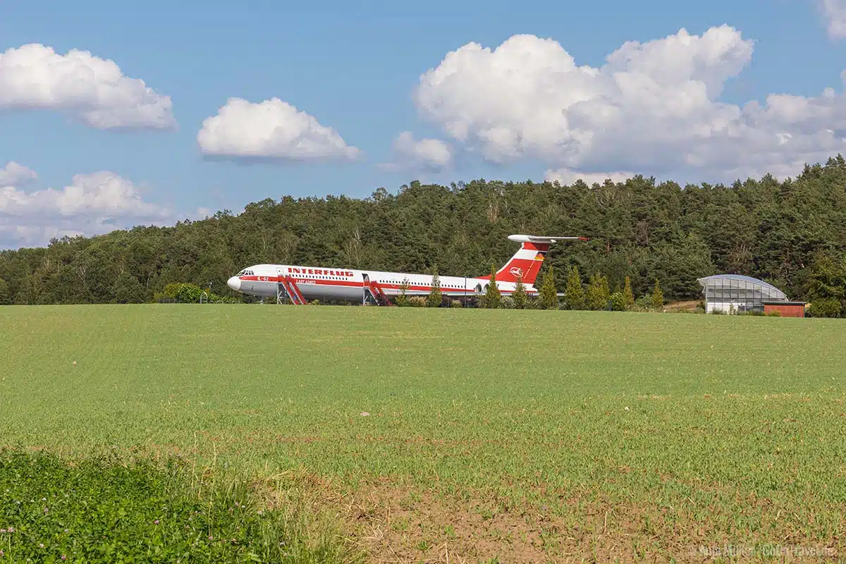 Ein Flugzeug mitten auf dem Feld Ein Flugzeug mitten auf dem Feld