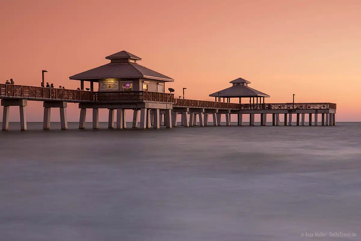 Fort Myers Pier zum Sonnenuntergang Fort Myers Pier zum Sonnenuntergang