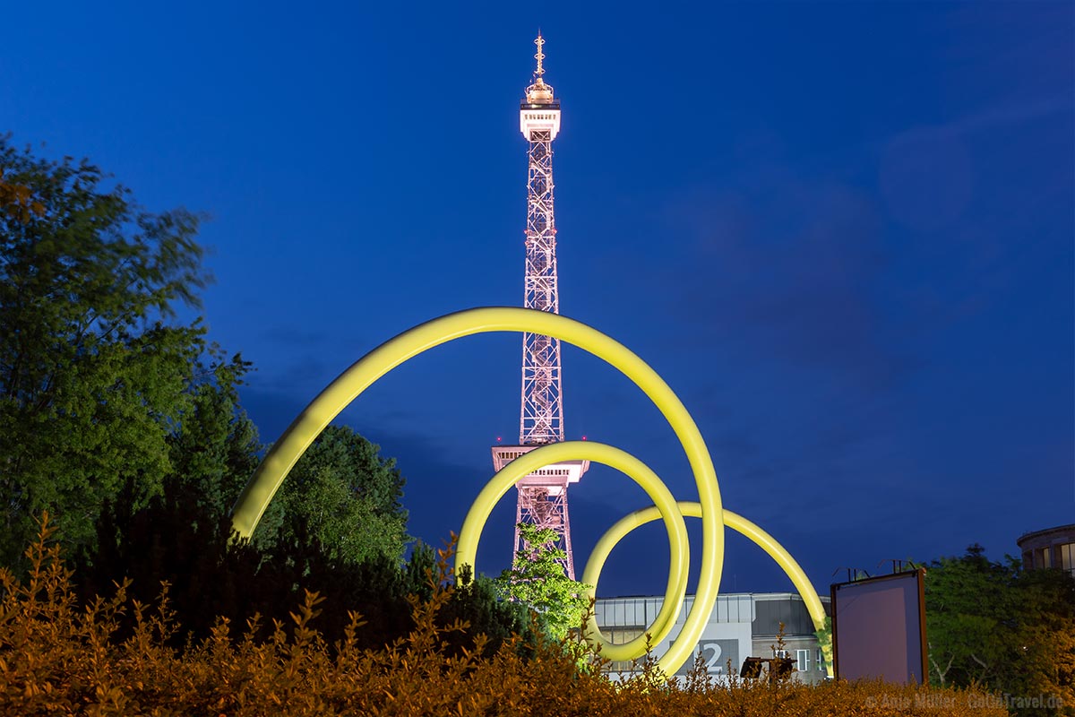 Berliner Funkturm in Berlin bei Nacht