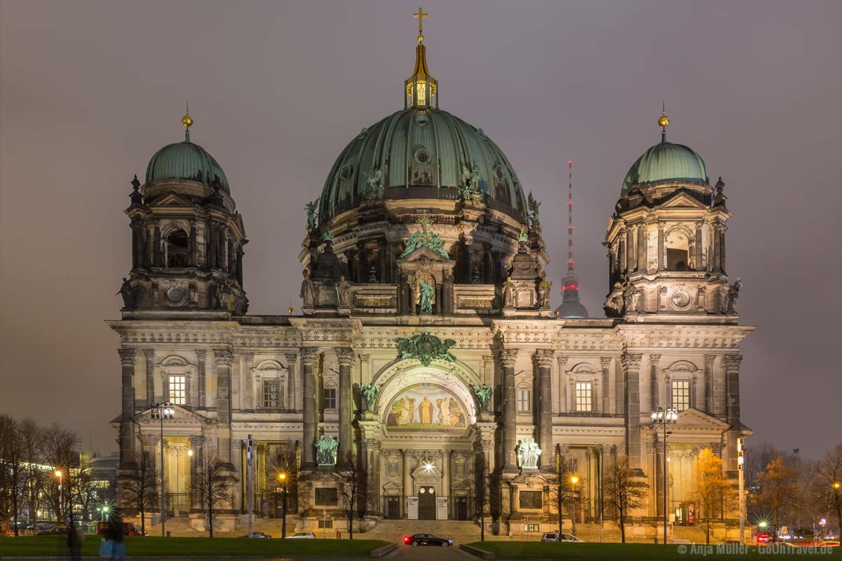 Berliner Dom mit Nebel Nachthimmel