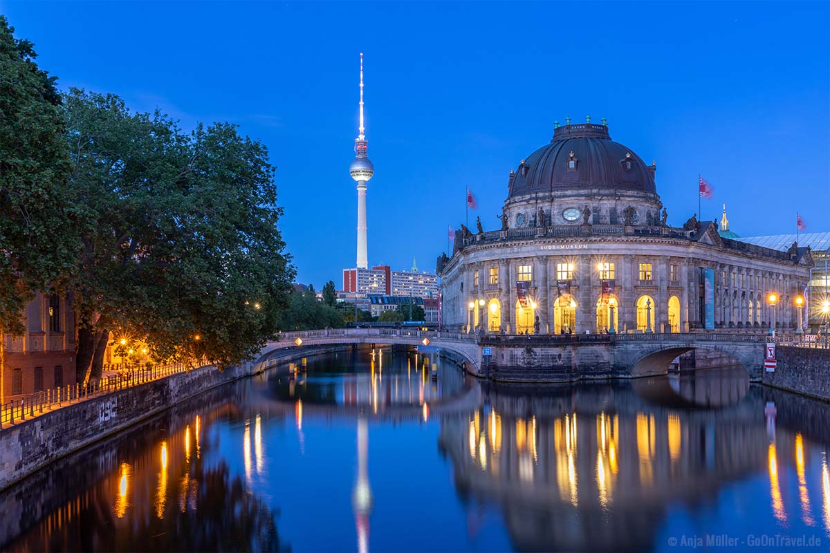 Bode Museum mit dem Fernsehturm