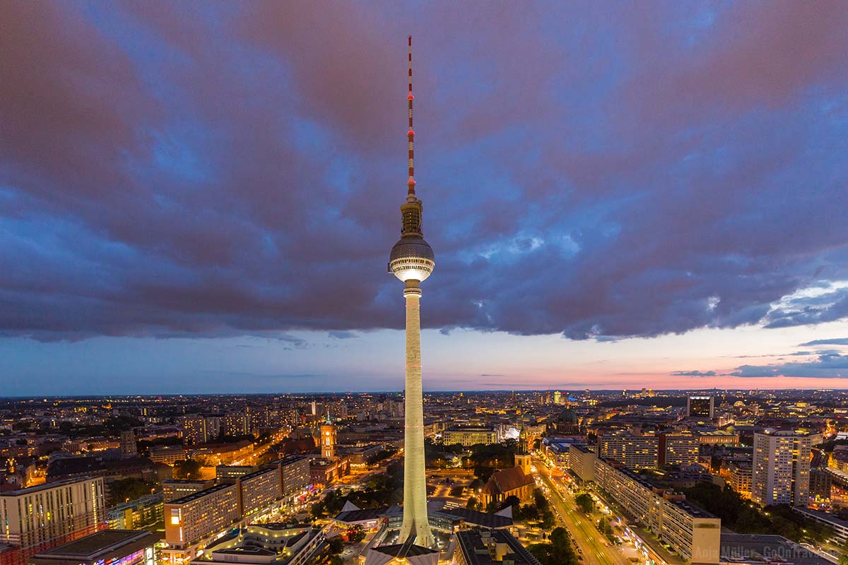Berliner Fernsehturm nach dem Sonnenuntergang