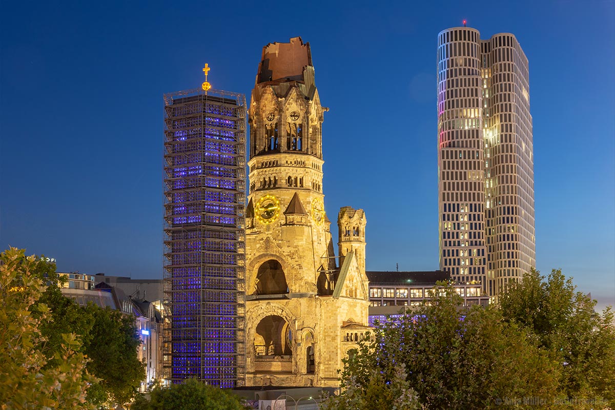 Gedächntiskirche mit dem Upper West Tower im Hintergrund Gedächntiskirche mit dem Upper West Tower im Hintergrund