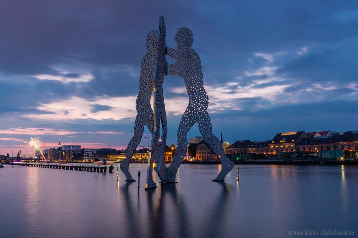 Molecule Man mit Feuerwerk im Hintergrund