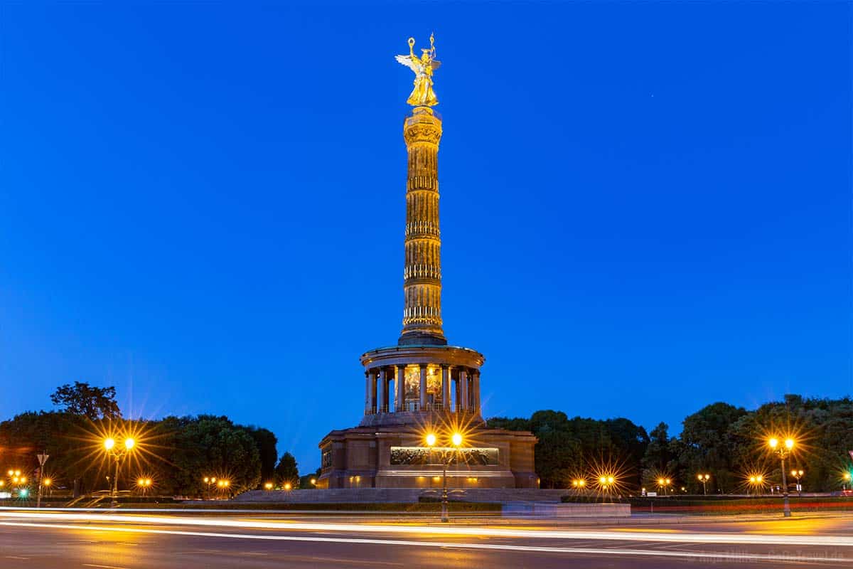 Die Siegessäule am Abend mit Lichtspuren