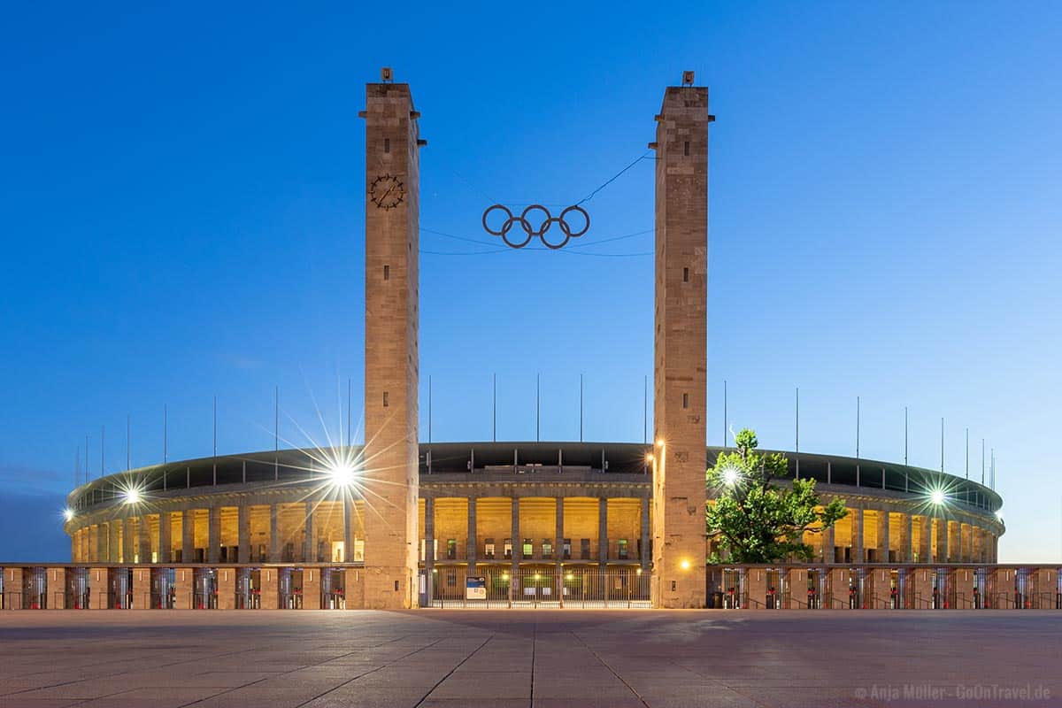 Berliner Olympiastadion in Berlin bei Nacht