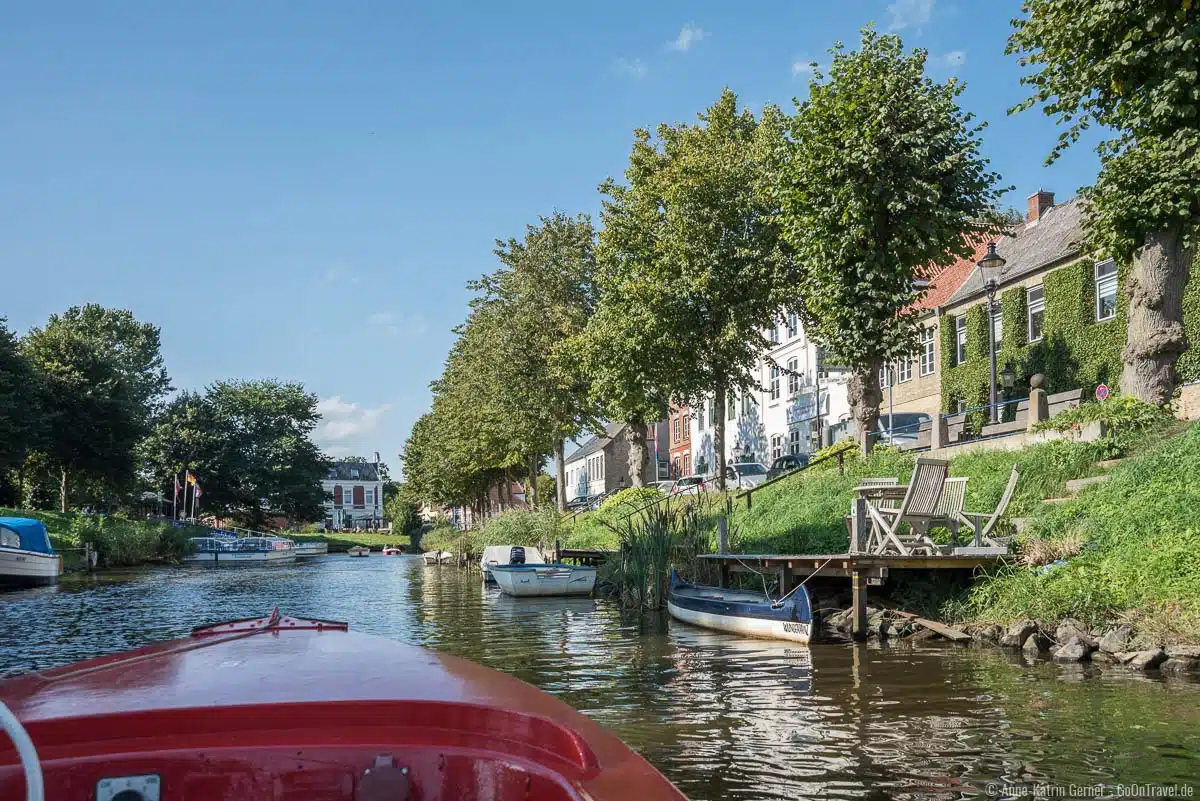 Mit dem roten E-Boot lässt sich Friedrichstadt in Nordfriesland auf eigne Faust erkunden