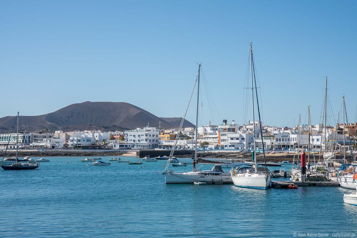 Blick auf den Hafen von Corralejo