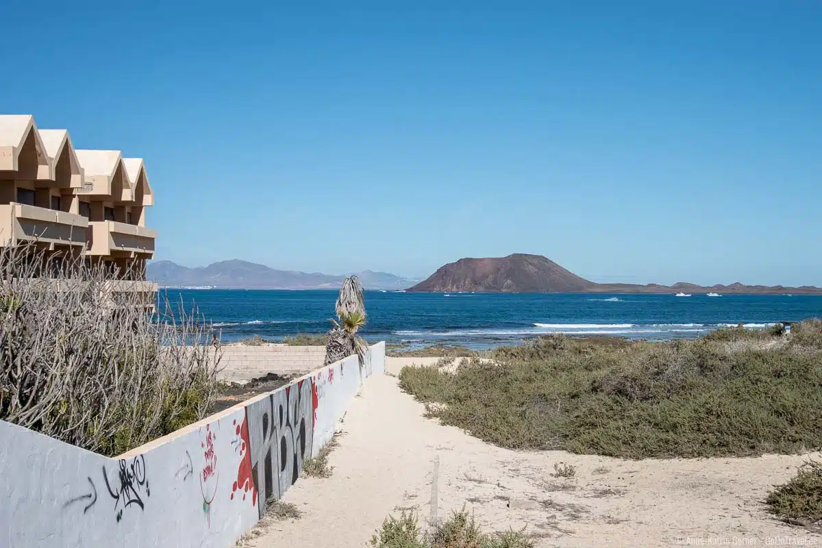 Strand am Ortsausgang Corralejo mit Blick auf die Insel Lobos