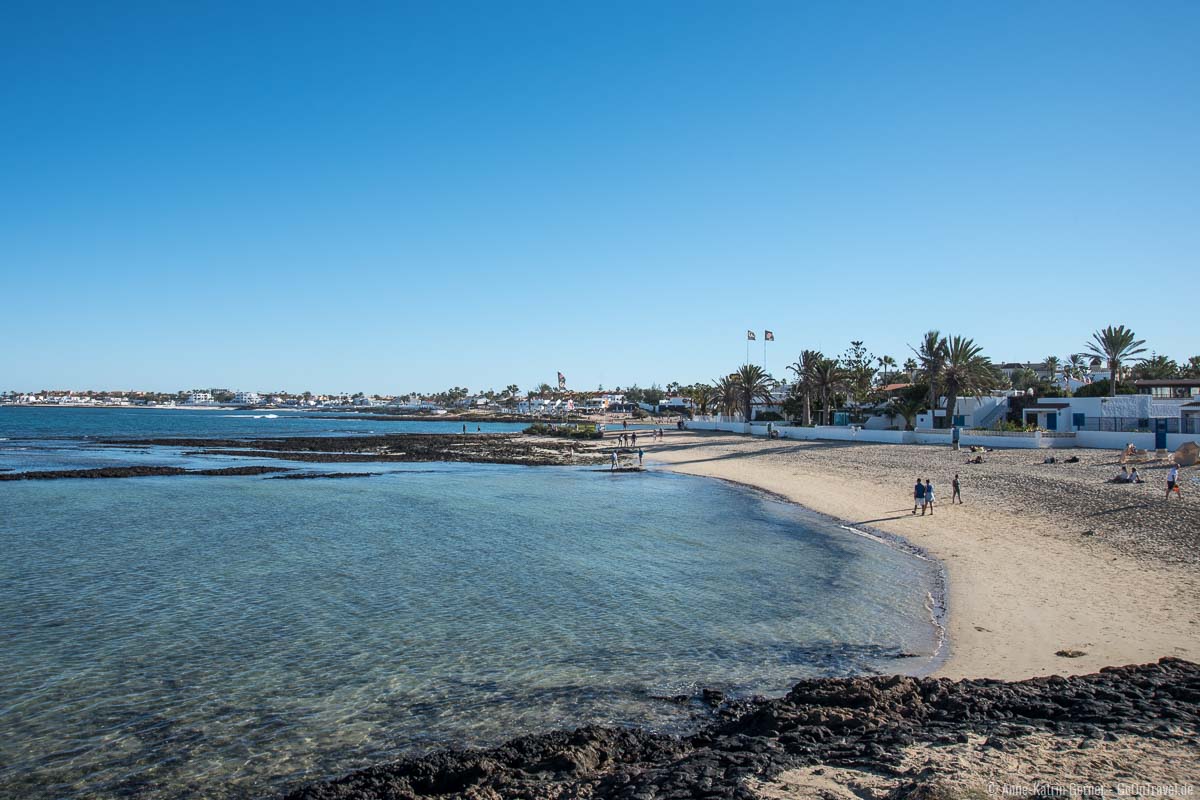 Stadtstrand in Hafennähe zum späten Nachmittag