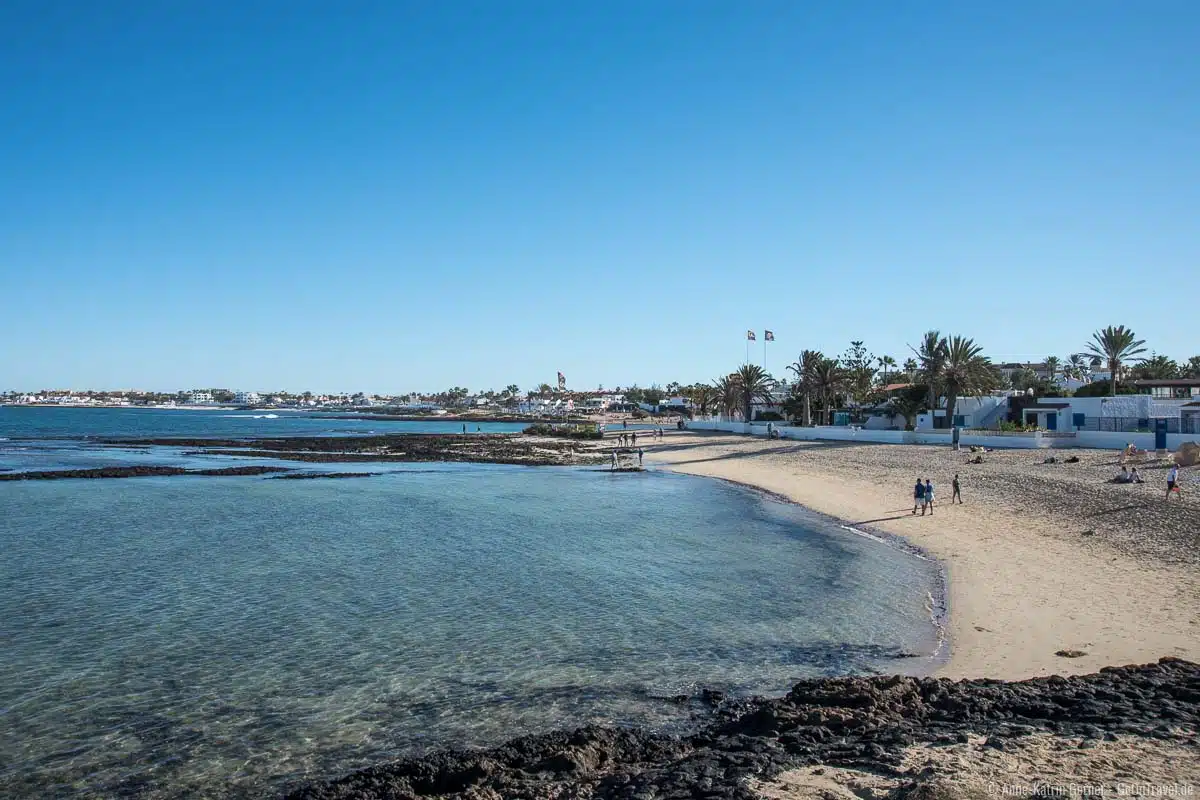 Stadtstrand in Hafennähe zum späten Nachmittag Stadtstrand in Hafennähe zum späten Nachmittag