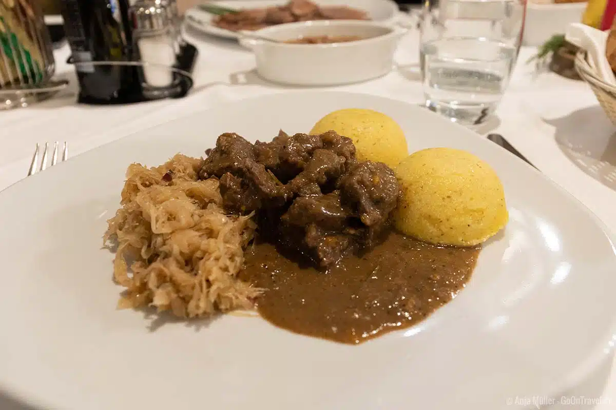 Hirsch mit Wacholder, Rosmarinpolenta und Sauerkraut Hirsch mit Wacholder, Rosmarinpolenta und Sauerkraut