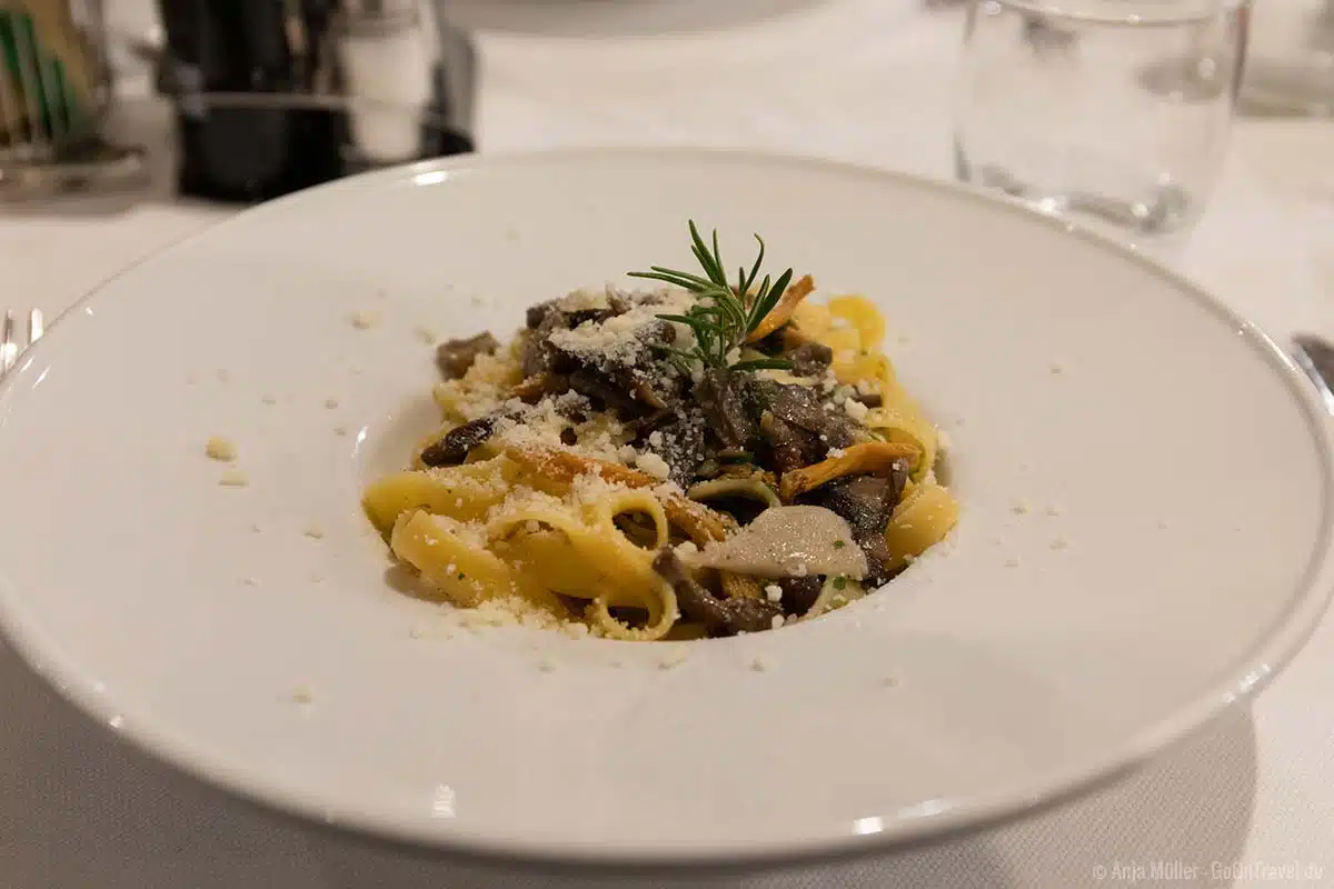 hausgemachte Tagliatelle mit sautierten Pilzen hausgemachte Tagliatelle mit sautierten Pilzen