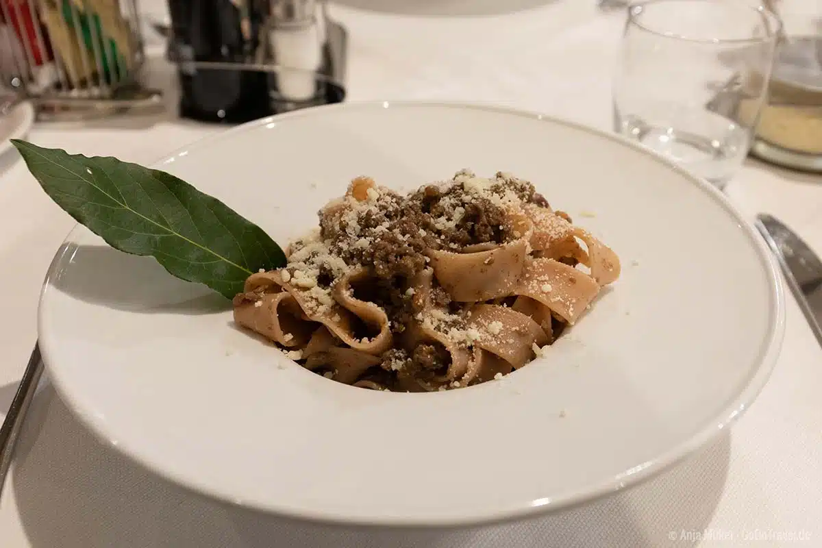 Rotweinpappardelle mit Hirsch und Rosmarin Rotweinpappardelle mit Hirsch und Rosmarin