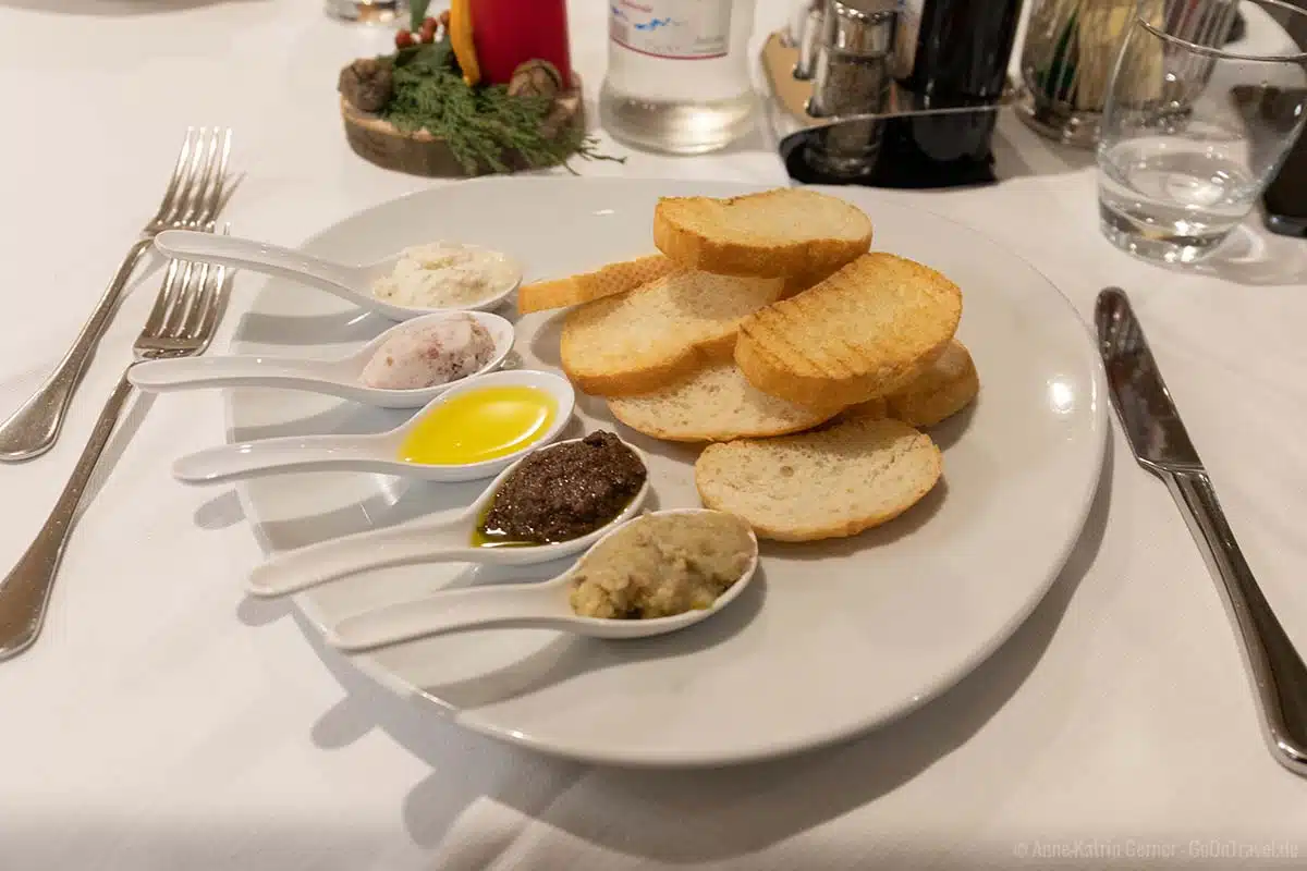 geröstetes Weißbrot mit fünf traditionellen Saucen und Dips geröstetes Weißbrot mit fünf traditionellen Saucen und Dips