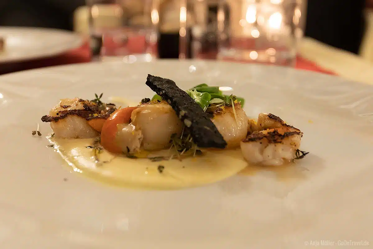 Essen gehen im Garda Trentino: gegrillte Jacobsmuscheln Essen gehen im Garda Trentino: gegrillte Jacobsmuscheln