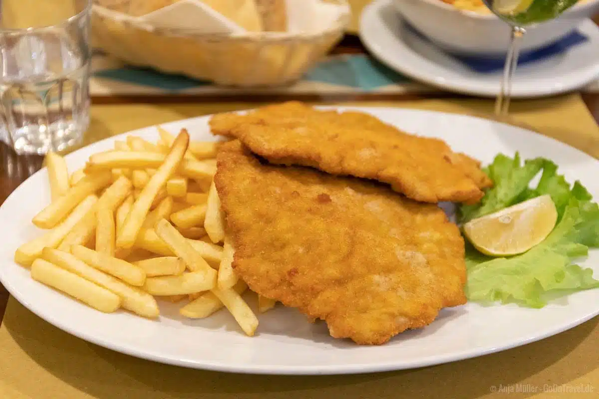 knuspriges Schnitzel im Ristorante Kapuziner in Riva del Garda knuspriges Schnitzel im Ristorante Kapuziner in Riva del Garda
