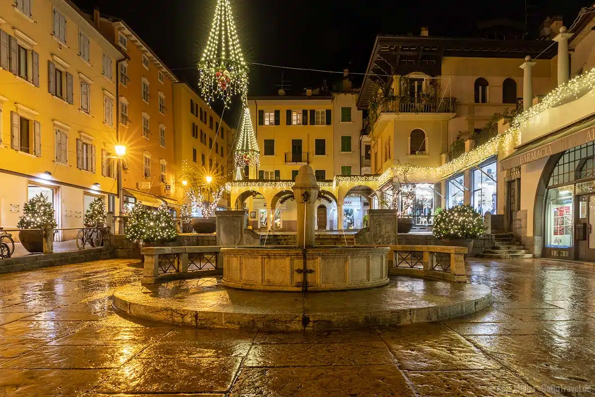 Beleuchtete Innenstadt in Riva del Garda