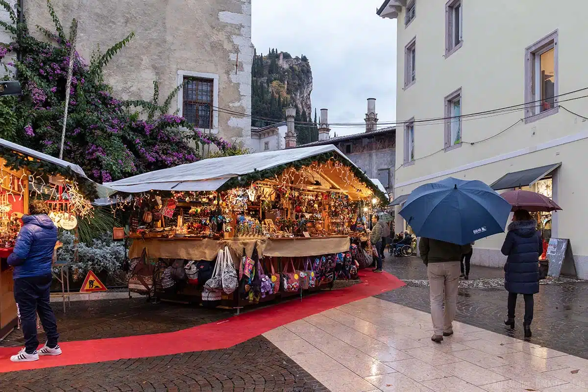 Blick auf die Burg und dem Weihnachtsmarkt in Arco Blick auf die Burg und dem Weihnachtsmarkt in Arco