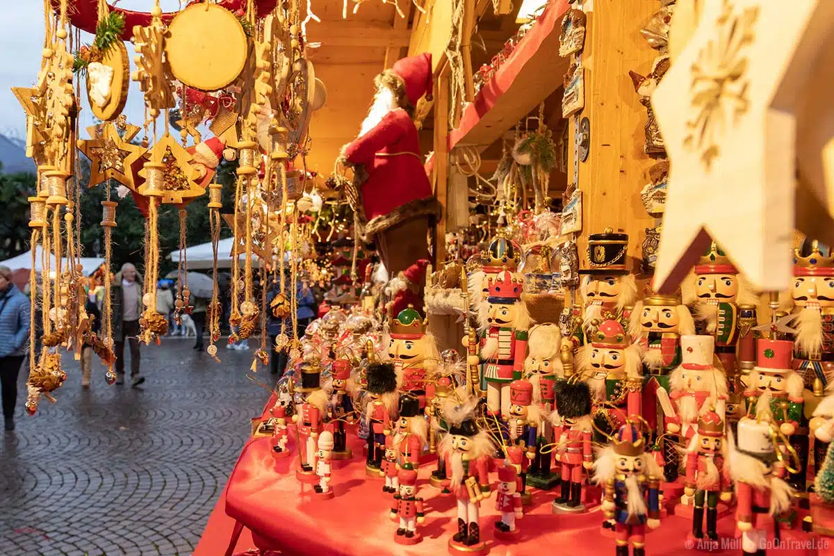 Viel Weihnachtsdekoration gibt es an den Ständen in Arco Viel Weihnachtsdekoration gibt es an den Ständen in Arco