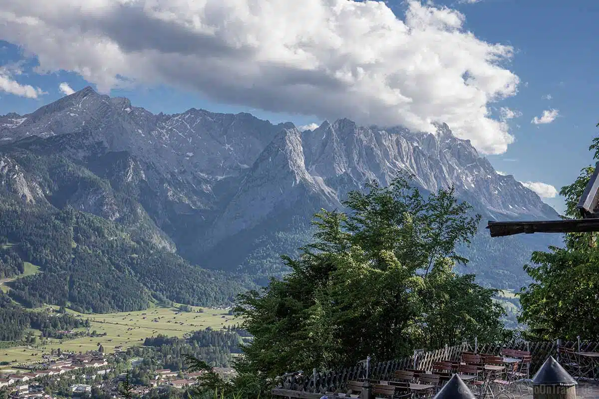 Blick auf Garmisch-Partenkirchen und das Zugspitzmassiv Blick auf Garmisch-Partenkirchen und das Zugspitzmassiv