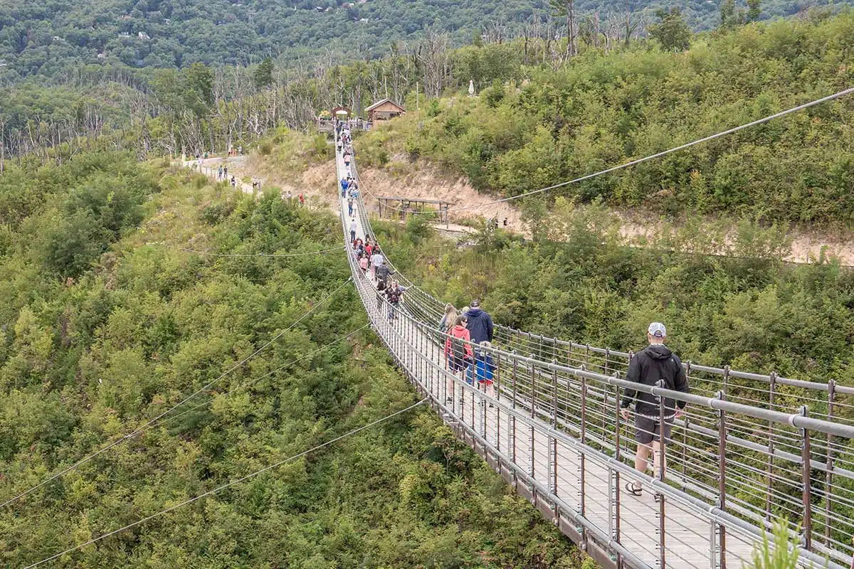 Gatlinburg SkyBridge ist die längste Fußgängerhänge Brücke Nordamerikas Gatlinburg SkyBridge ist die längste Fußgängerhänge Brücke Nordamerikas