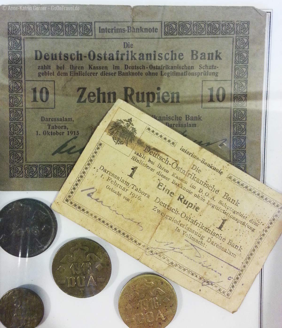 Münzen und Banknoten in den Vitrinen der kleinen Museumsecke in der Taita Hills Lodge