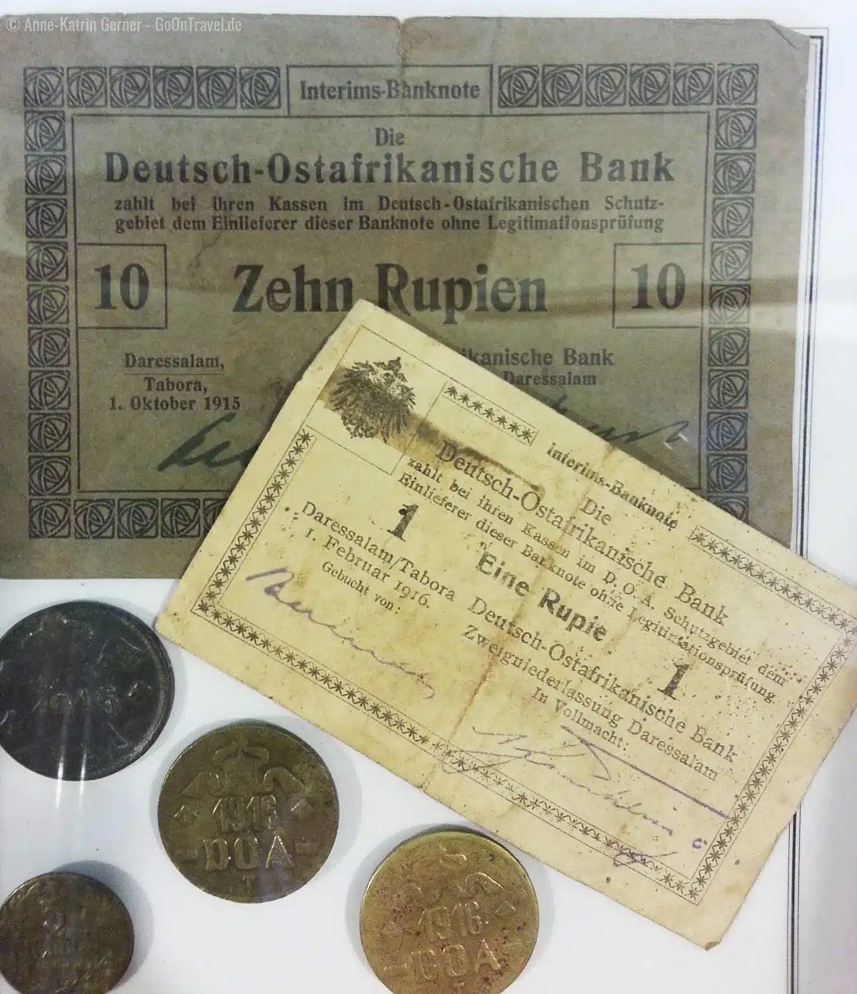 Münzen und Banknoten in den Vitrinen der kleinen Museumsecke in der Taita Hills Lodge Münzen und Banknoten in den Vitrinen der kleinen Museumsecke in der Taita Hills Lodge