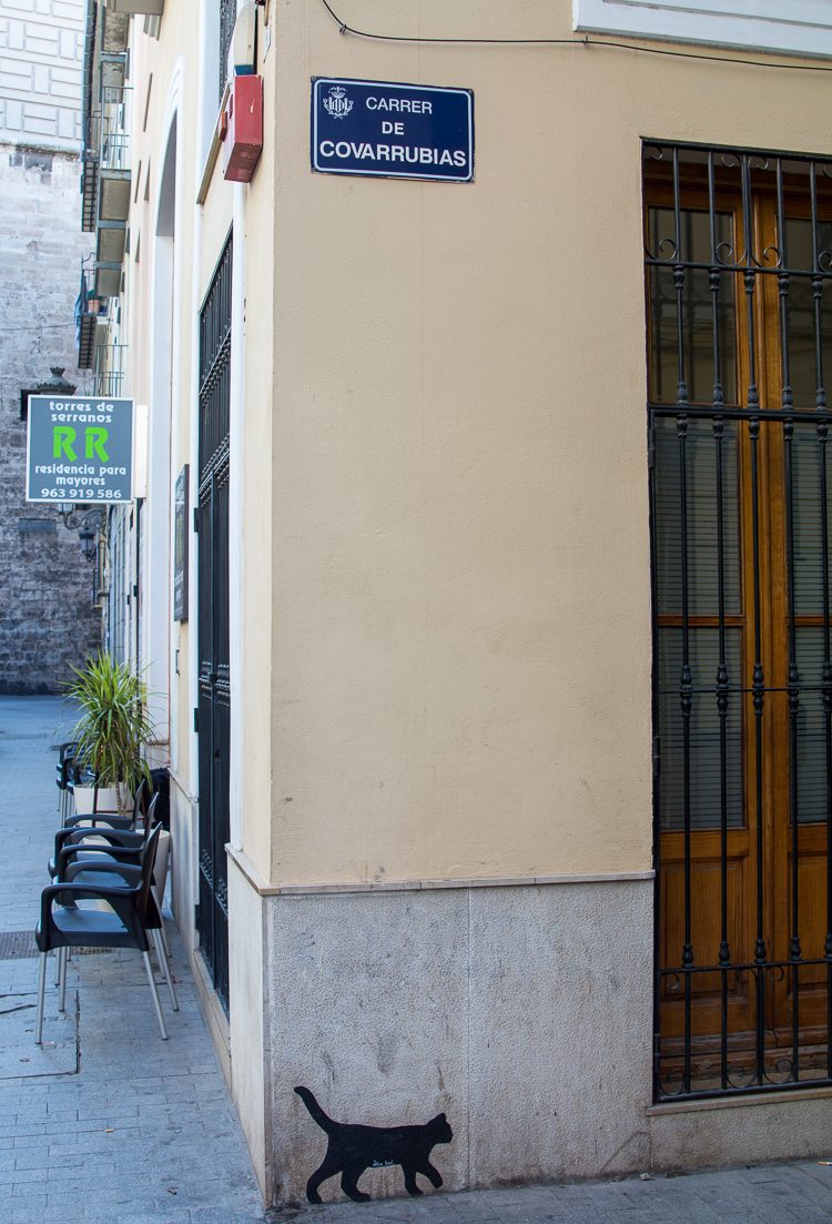 Street Art: kleine schwarze Katzensilhouetten in El Carmen