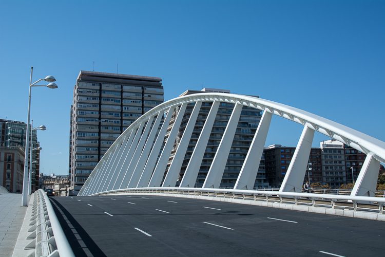 die Brücke La Exposición oder der Steckkamm (peineta)