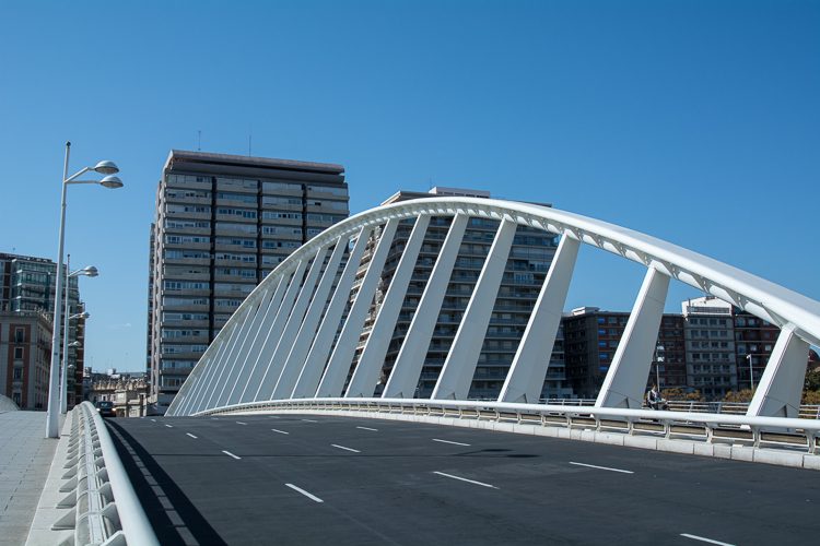 die Brücke La Exposición oder der Steckkamm (peineta) die Brücke La Exposición oder der Steckkamm (peineta)