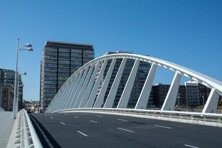 die Brücke La Exposición oder der Steckkamm (peineta) die Brücke La Exposición oder der Steckkamm (peineta)