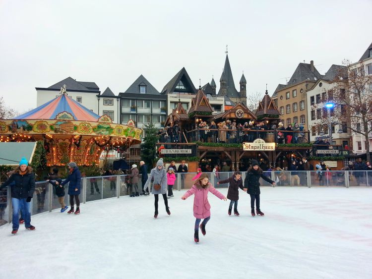 Eislaufbahn im Herzen des Kölner Weihnachtsmarktes
